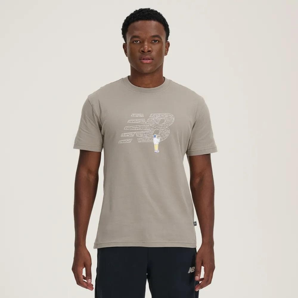 Camiseta New Balance Chalk Board Logo Masculina Ref:mt51917b — PEDRRA ARIDA